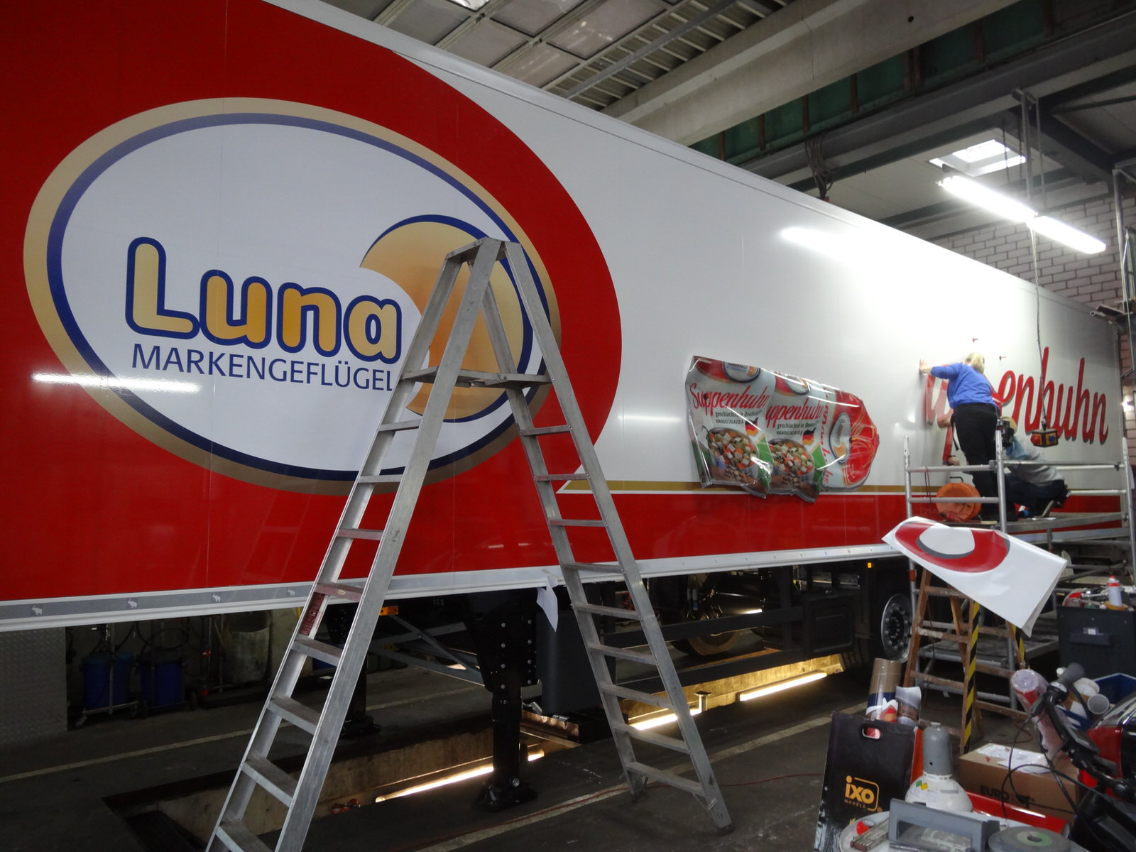 Teilfolierung CarWrapping Fahrzeufolierung Sattelzug Auflieger Sattelanhänger Digitaldruck Luna2