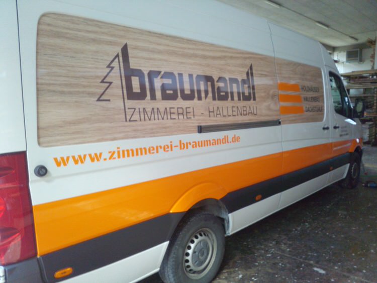 Fahrzeugbeschriftung VW Crafter Teilfolierung Digitaldruck Klebebuchstaben Braumandl1