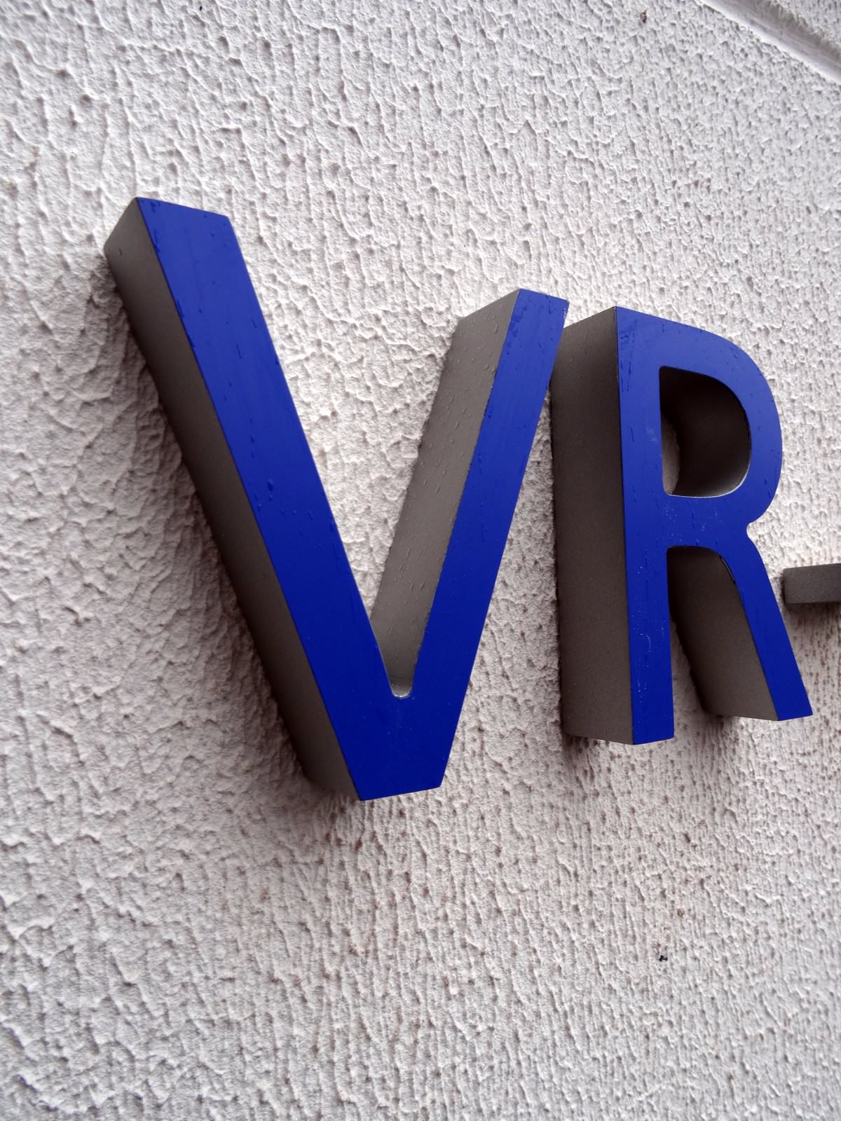 LED Vollacrylwerbeanlage Profilbuchstaben VR Bank2