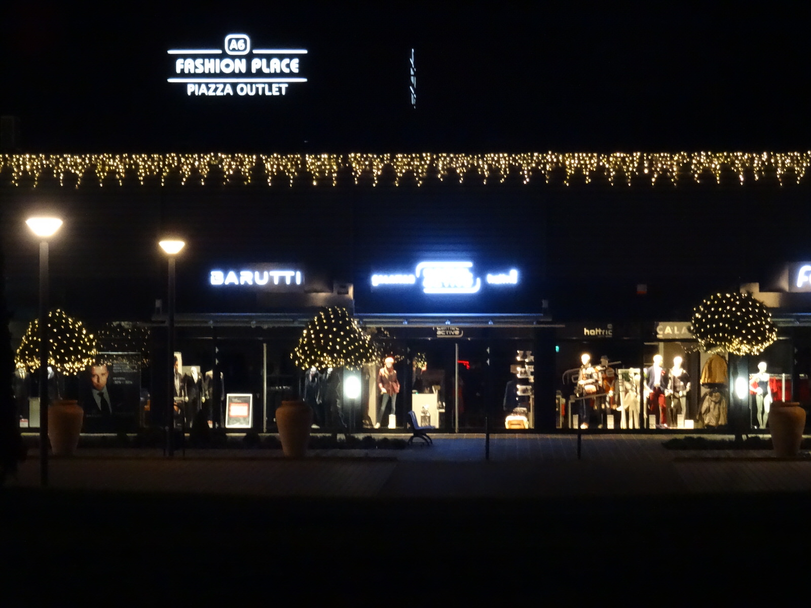 Fassadenwerbung Weihnachtsbeleuchtung A6 Piazza