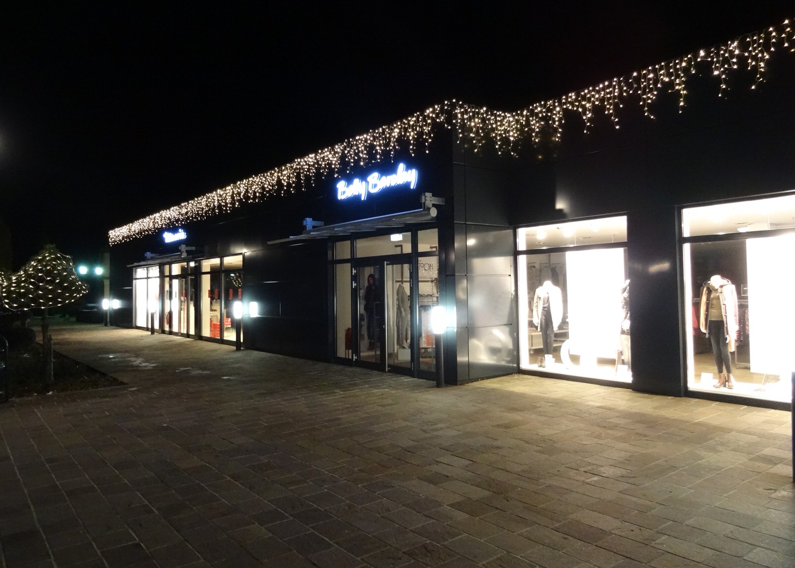 Fassadenwerbung Weihnachtsbeleuchtung A6 Piazza2