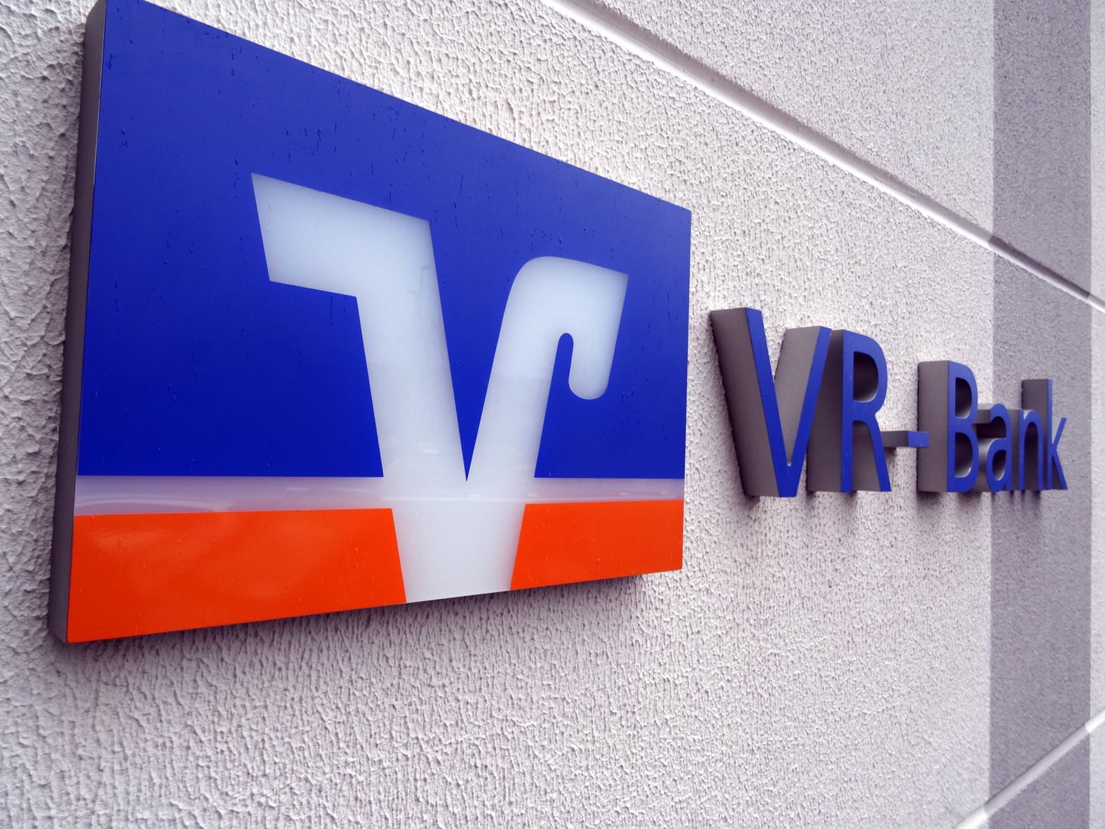 LED Vollacrylwerbeanlage Profilbuchstaben VR Bank1