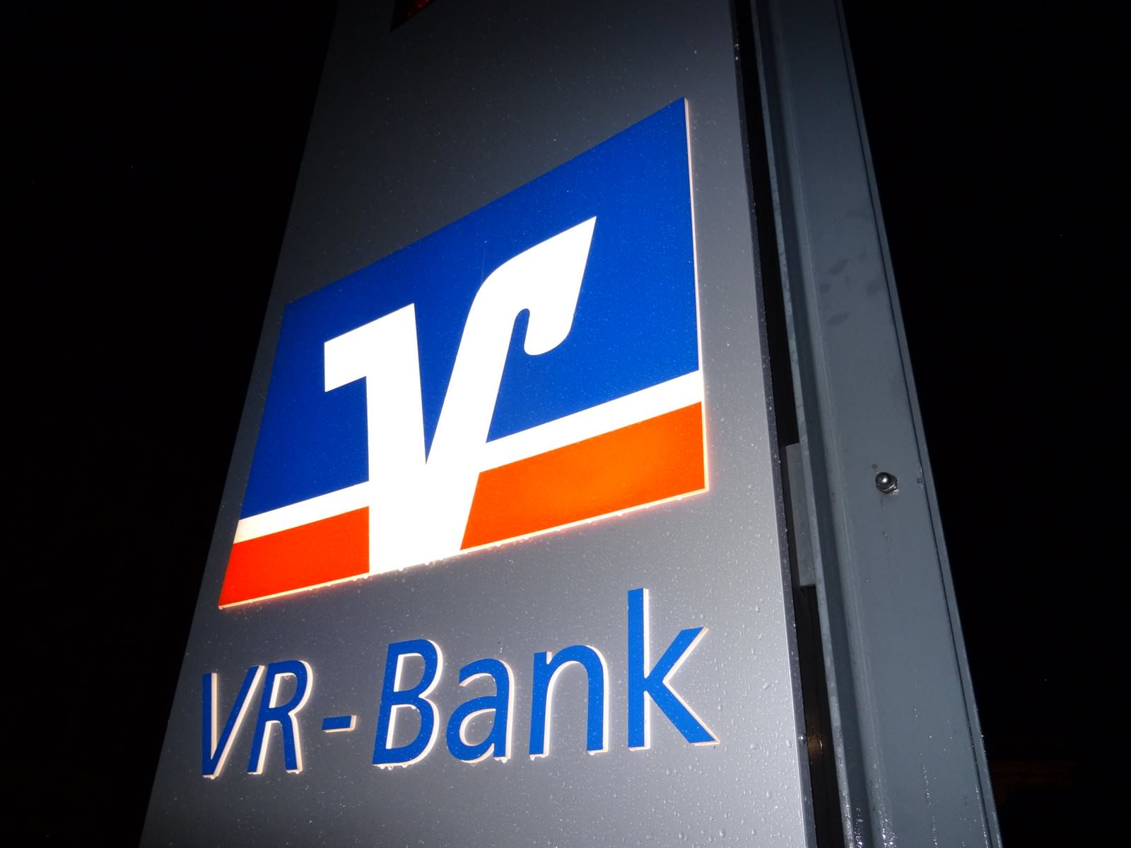 LED WErbeanlage Stele Fräsbuchstaben VR Bank